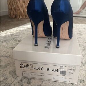 Manolo Blahnik Blue Stiletto Heels Elegant Pumps